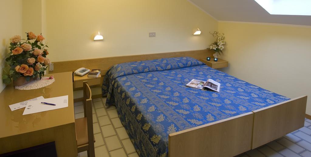 Hotel Nives Riccione Phòng bức ảnh